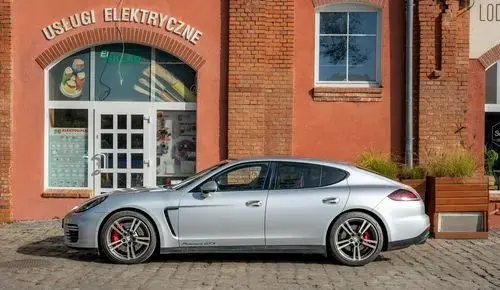 PORSCHE Panamera 