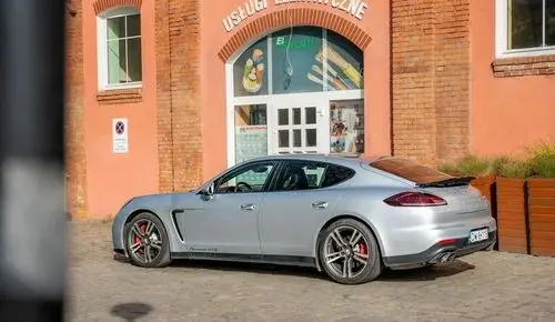 PORSCHE Panamera 