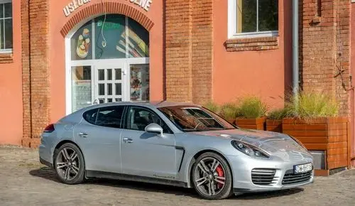 PORSCHE Panamera 