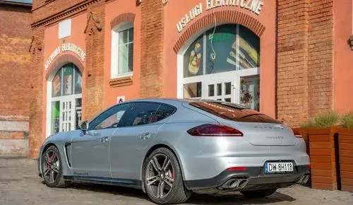 PORSCHE Panamera 