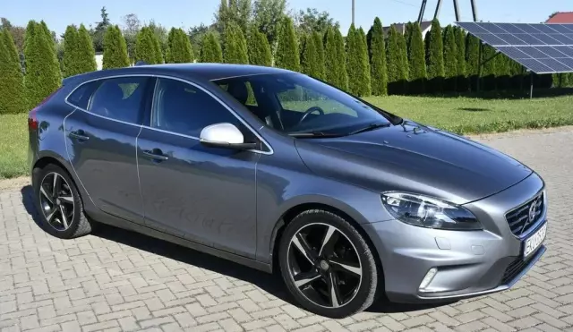 VOLVO V40 