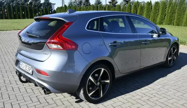 VOLVO V40 