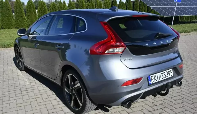 VOLVO V40 