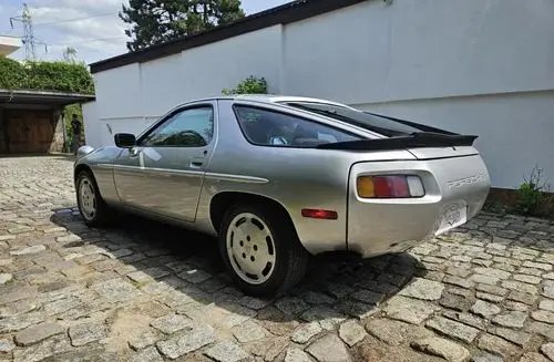 PORSCHE 928 