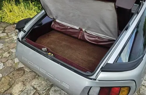 PORSCHE 928 