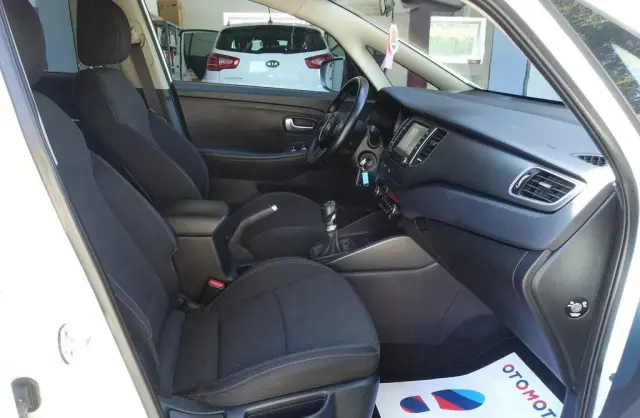 KIA Carens 