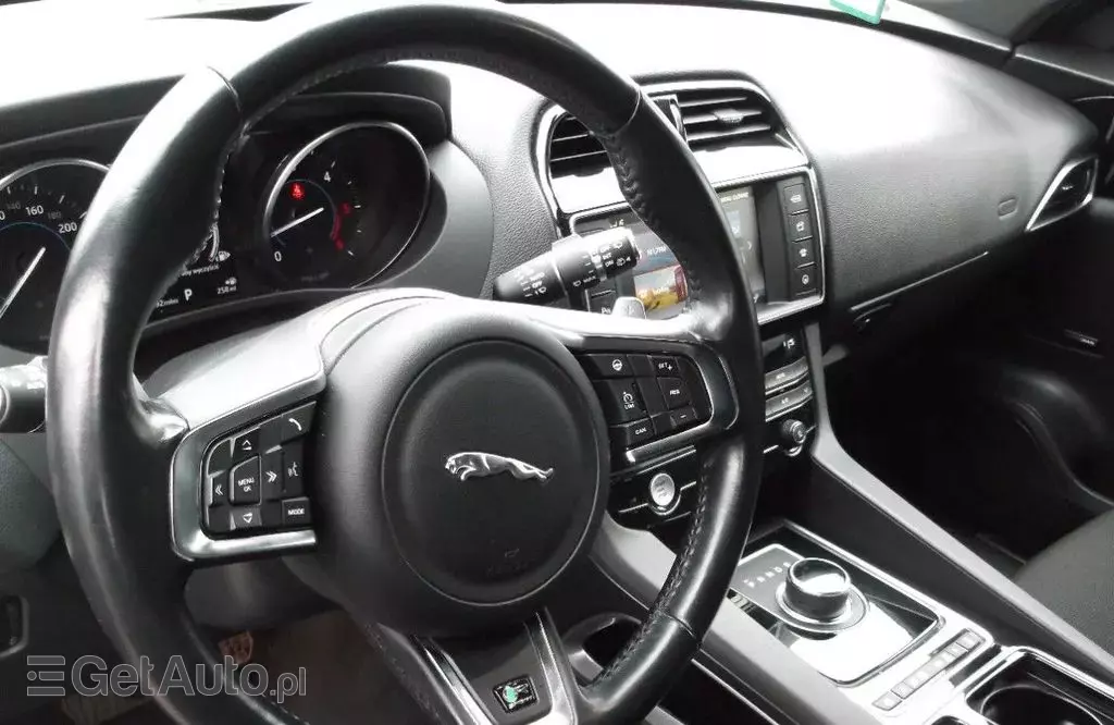 JAGUAR F-Pace 