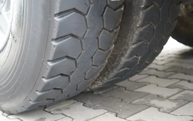 RENAULT K 480 / 8x4 / WYWROTKA DWUSTRONNA / HYDROBURTA / KLAPODRZWI  / SPROWADZONY / PO KONTRAKCIE SERWISOWYM 