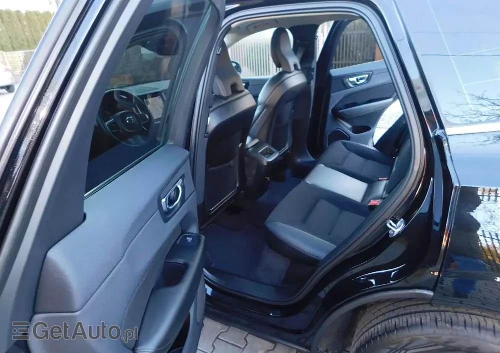 VOLVO XC 60 T4 Momentum Pro