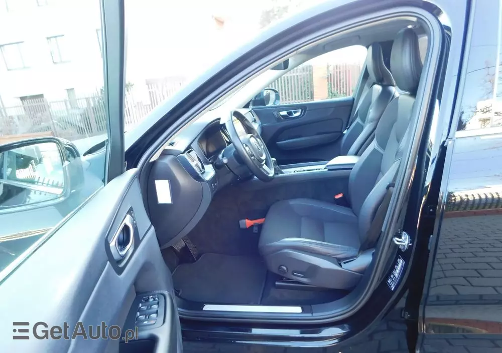 VOLVO XC 60 T4 Momentum Pro