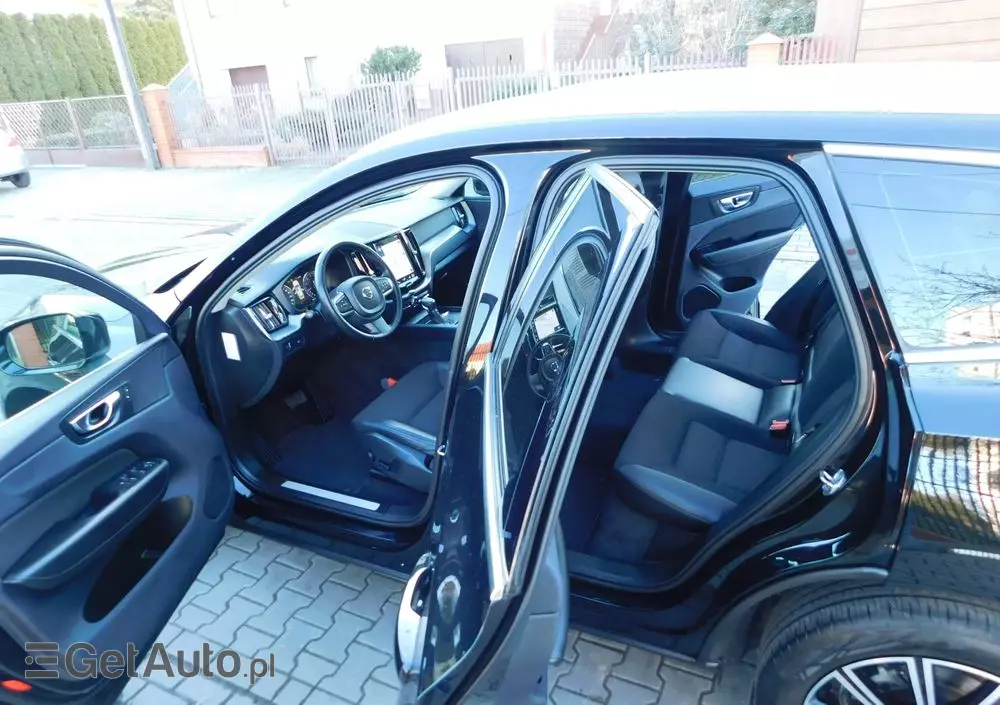 VOLVO XC 60 T4 Momentum Pro
