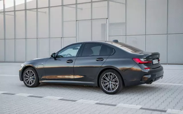 BMW Seria 3 330e PHEV xDrive M Sport