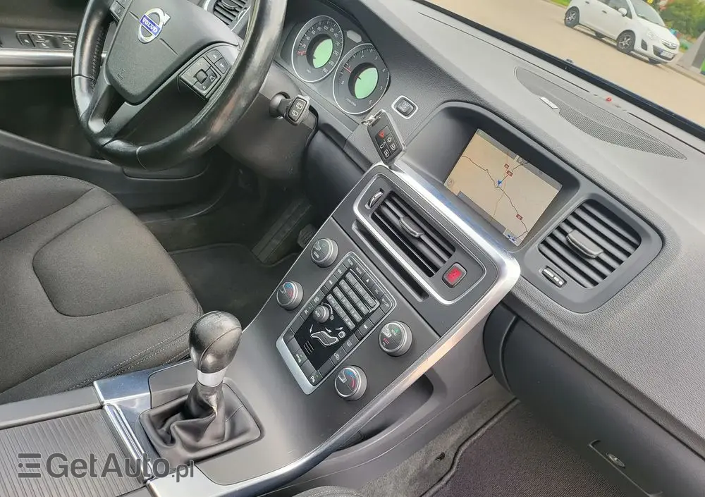 VOLVO V60 