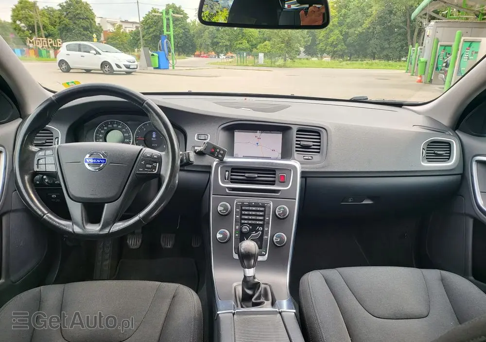 VOLVO V60 