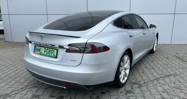TESLA Model S D