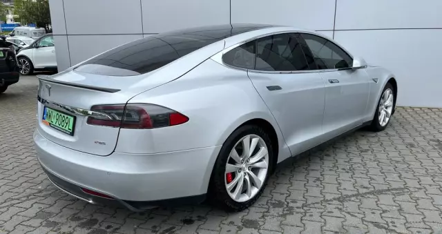 TESLA Model S D