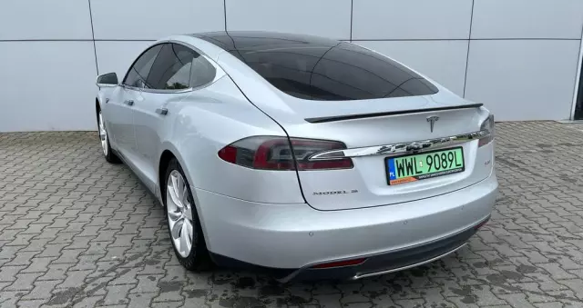 TESLA Model S D