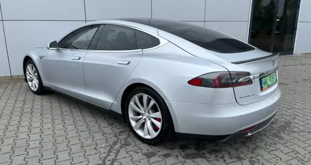 TESLA Model S D
