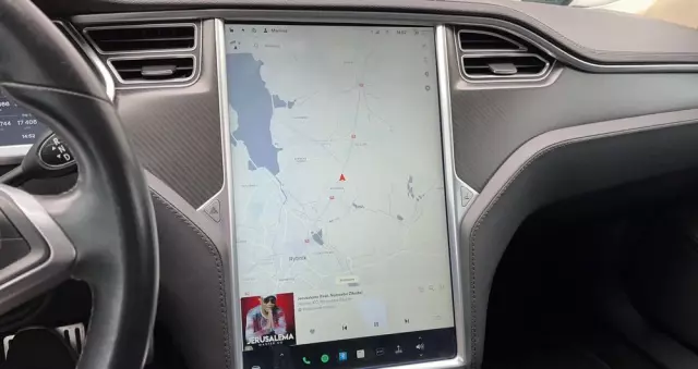 TESLA Model S D