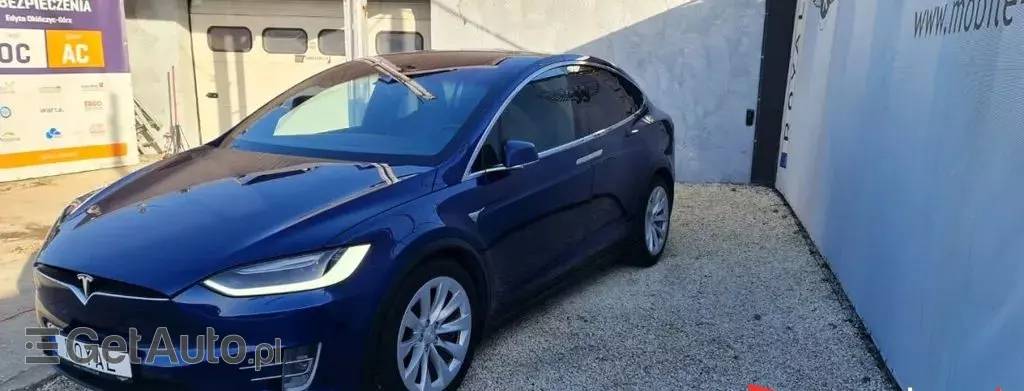 TESLA Model X 