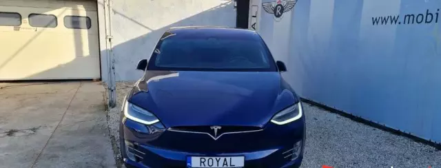 TESLA Model X 