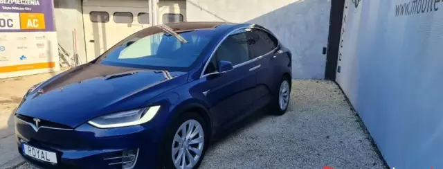 TESLA Model X 