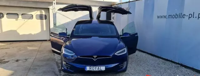 TESLA Model X 