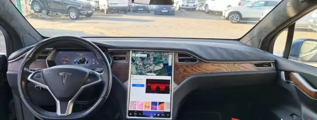 TESLA Model X 