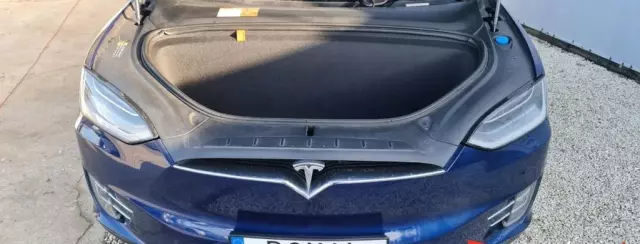 TESLA Model X 