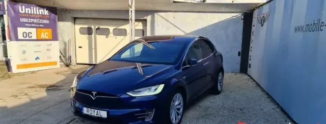 TESLA Model X 