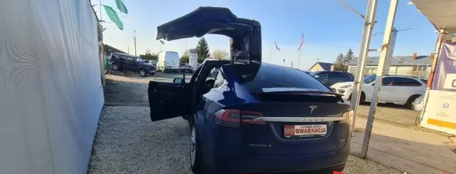 TESLA Model X 