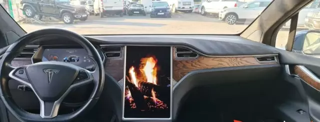 TESLA Model X 