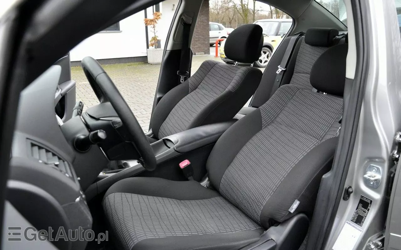 TOYOTA Avensis 1.8 Sol