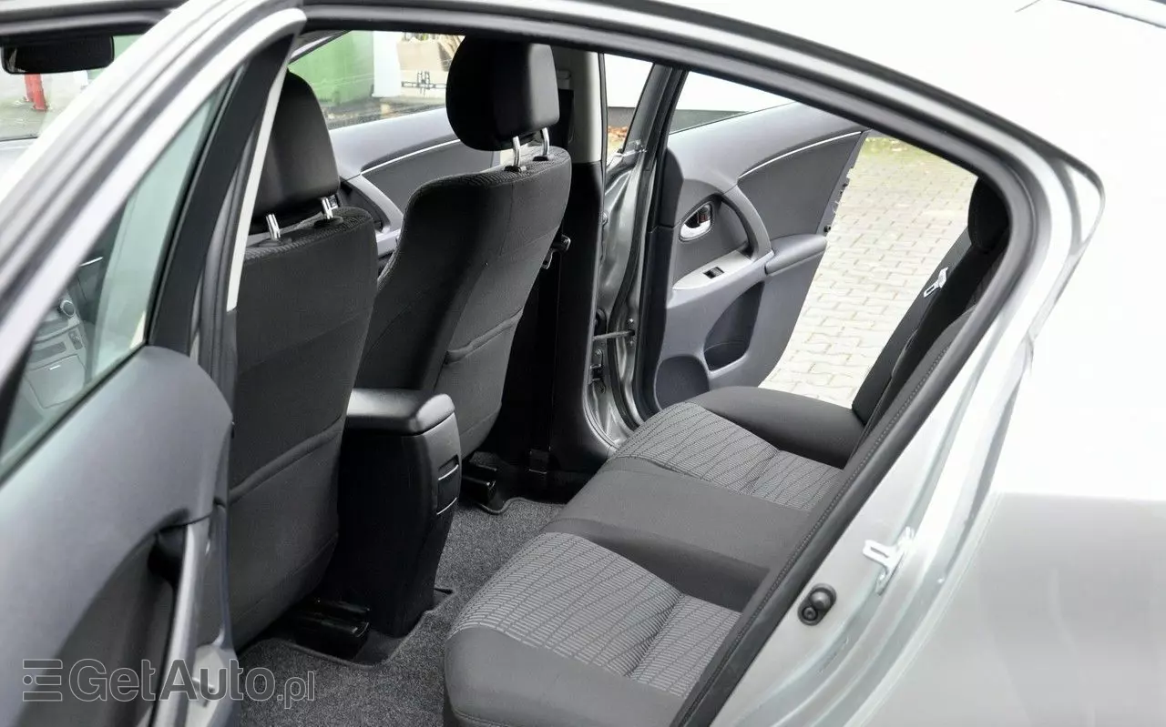 TOYOTA Avensis 1.8 Sol