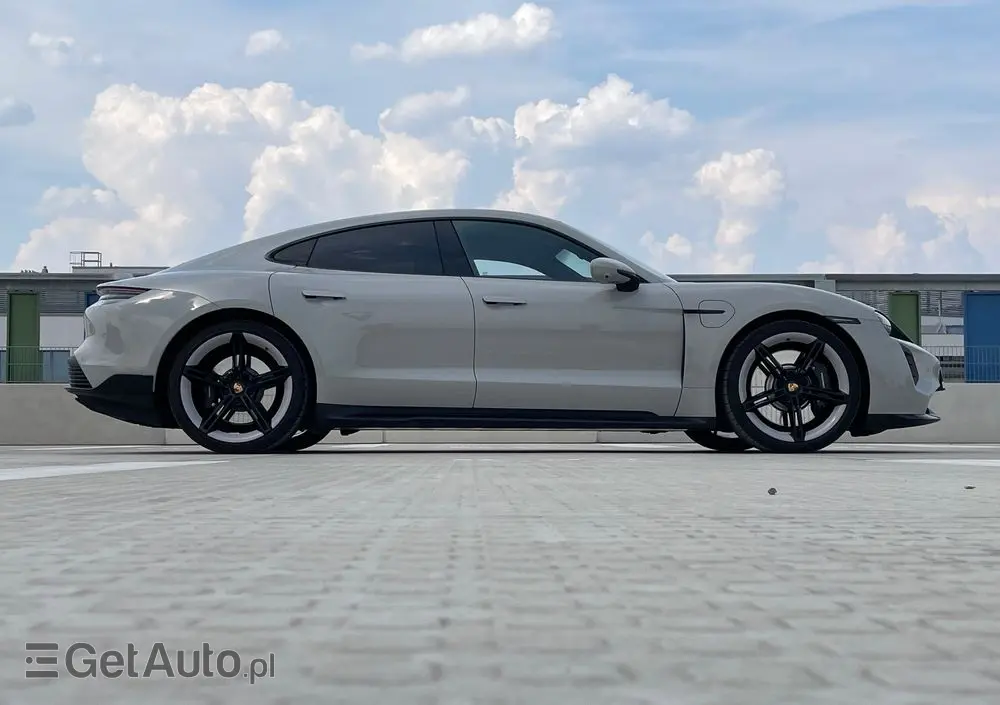 PORSCHE Taycan Turbo