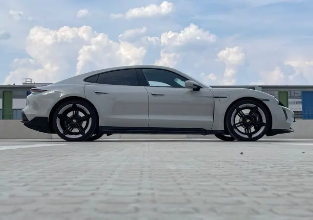 PORSCHE Taycan Turbo
