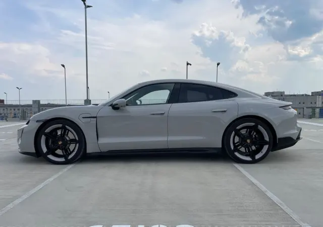 PORSCHE Taycan Turbo