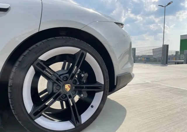 PORSCHE Taycan Turbo