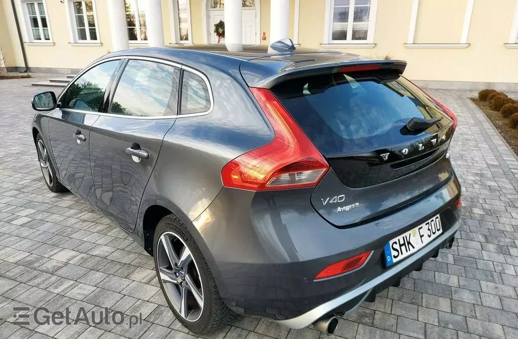 VOLVO V40 