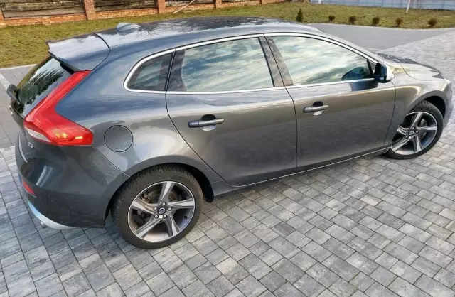VOLVO V40 
