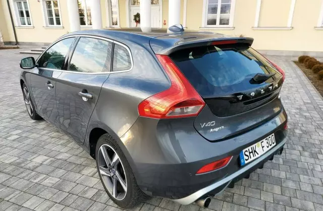 VOLVO V40 