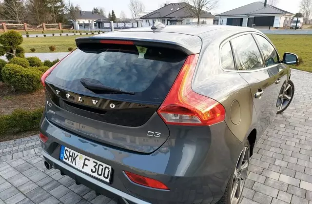 VOLVO V40 