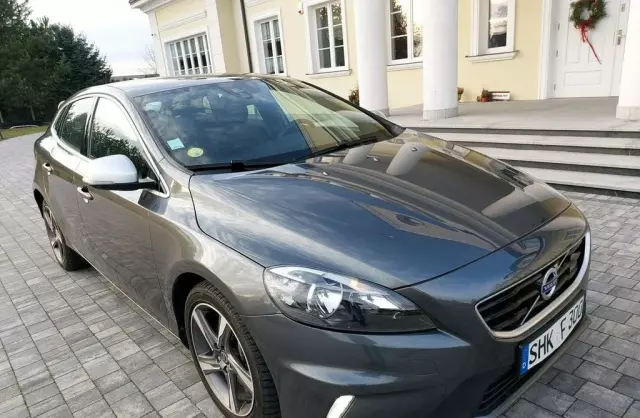 VOLVO V40 