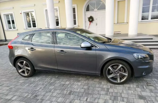 VOLVO V40 
