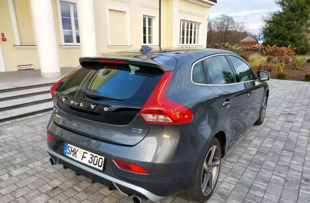 VOLVO V40 