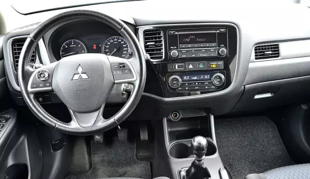 MITSUBISHI Outlander 
