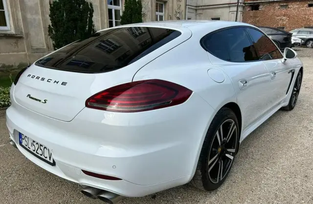 PORSCHE Panamera 