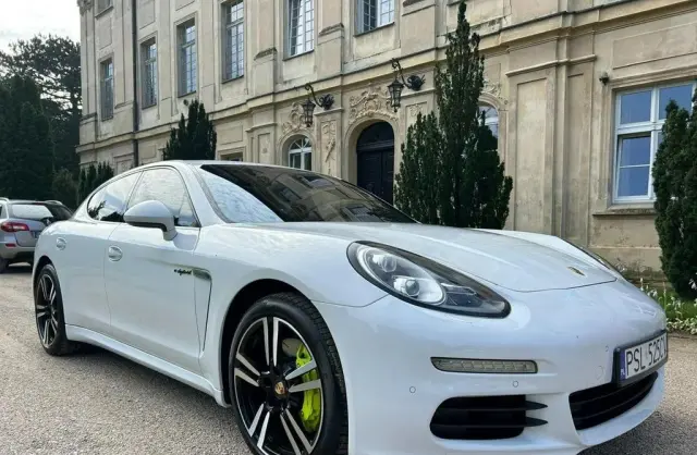 PORSCHE Panamera 