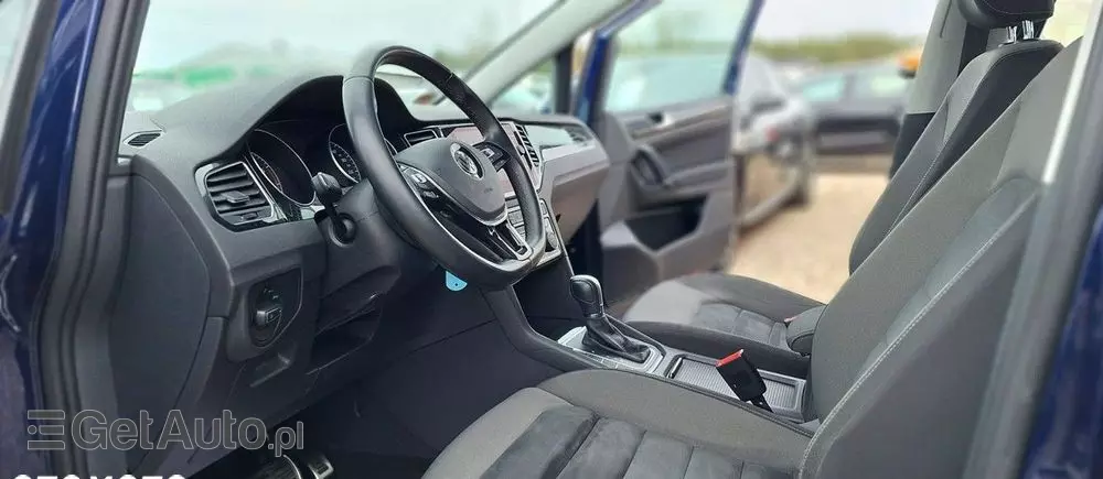 VOLKSWAGEN Golf Sportsvan 