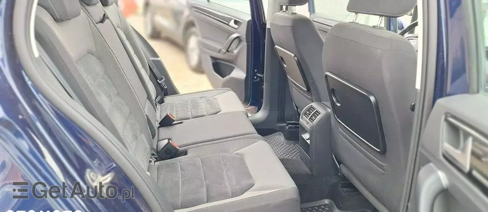 VOLKSWAGEN Golf Sportsvan 